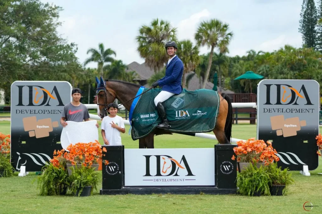 Luis Fernando Larrazabal & Baroness are presented as winners of the $10,000 Bainbridge Companies 1.40m Open Jumper Stake by Richard Schechter. Photo © Sportfot