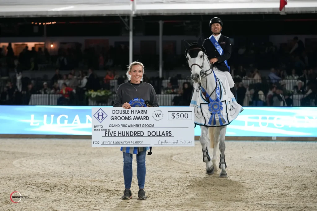 Denise Moriarty accepts the Double H Farm Grooms Award. Photo © Sportfot