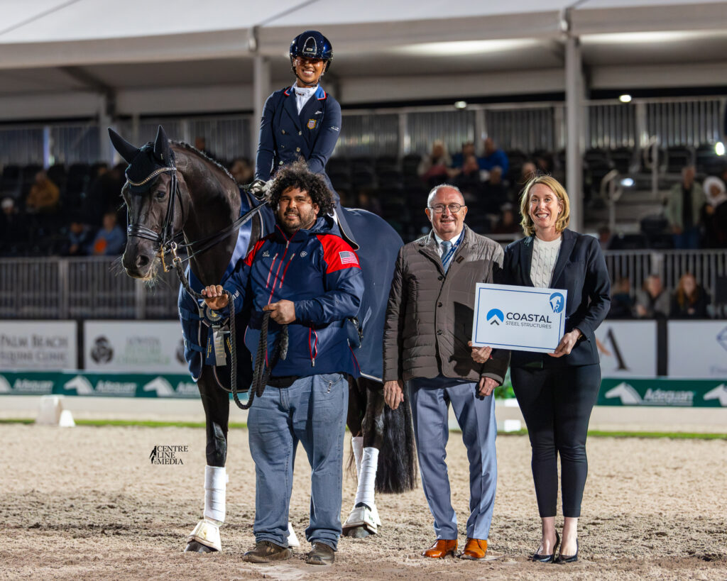 Geñay Vaughn & Gino receiving the Leading Lady Award ©Centre Line Media