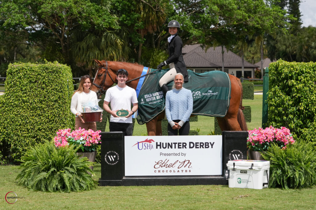 presentation; Ushja national Hunter derby (junior/amateur) (hunt go); 6739, ATLAS, SLOAN SHERMAN, FAITH SCHUTTEMEYER; Sportfot